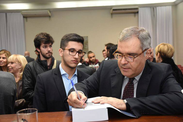Professor Marinoni autografa livro editado em sua homenagem - Foto: Bebel Ritzmann Professor Marinoni autografa livro editado em sua homenagem - Foto: Bebel Ritzmann