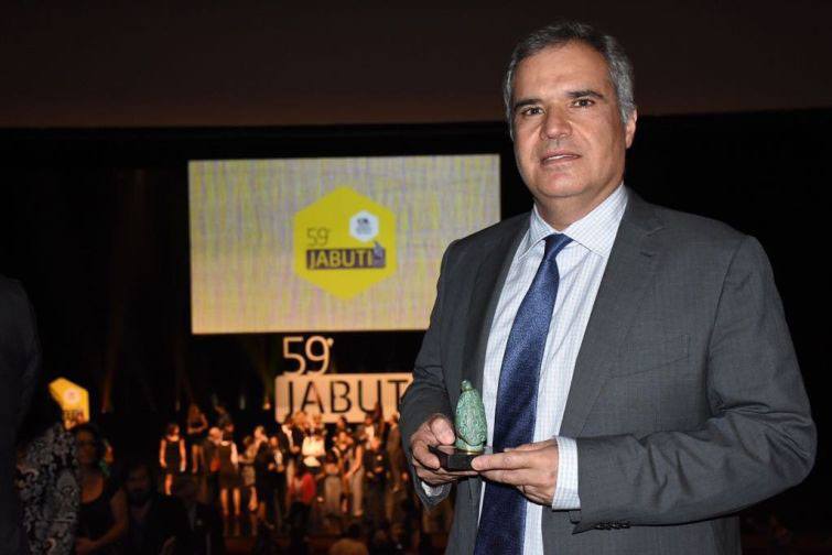 Professor Luiz Guilherme Marinoni recebe o Jabuti pela direção de obra vencedora - Foto: Bebel Ritzmann Professor Luiz Guilherme Marinoni recebe o Jabuti pela direção de obra vencedora - Foto: Bebel Ritzmann