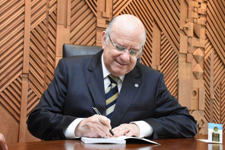 Edson Vidal lança livro de crônicas jurídicas - Foto: Bebel Ritzmann Edson Vidal lança livro de crônicas jurídicas - Foto: Bebel Ritzmann