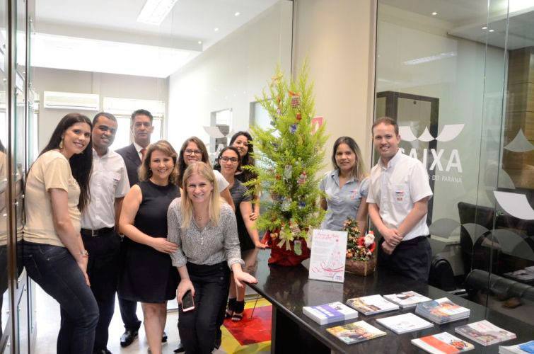 A vice-presidente Daniela Ballão e alguns dos funcionários da CAA/PR na árvore de Natal - Divulgação A vice-presidente Daniela Ballão e alguns dos funcionários da CAA/PR na árvore de Natal - Divulgação
