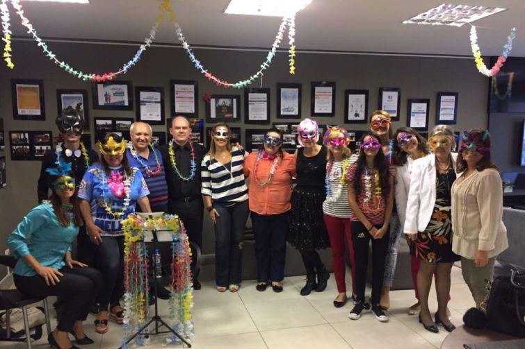 Vestidos a caráter, coralistas participaram da terceira atividade temática de Carnaval - Foto: Divulgação Vestidos a caráter, coralistas participaram da terceira atividade temática de Carnaval - Foto: Divulgação