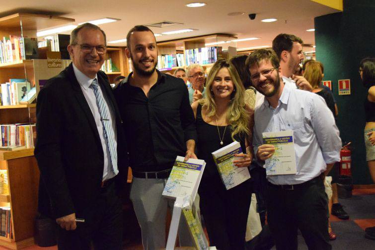 Além de bom público, diversos colegas de profissão prestigiaram o lançamento - Foto: Divulgação Além de bom público, diversos colegas de profissão prestigiaram o lançamento - Foto: Divulgação