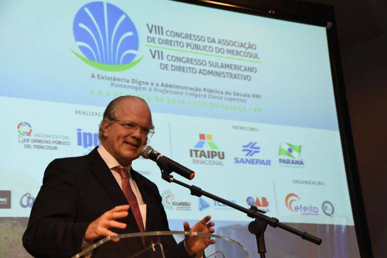 Professor Juarez Freitas - Foto: Bebel Ritzmann Professor Juarez Freitas - Foto: Bebel Ritzmann