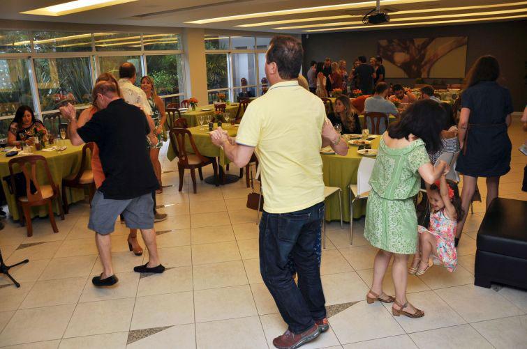 Primeiro evento social da entidade em 2018 reuniu cerca de 40 pessoas entre associados e convidadosTarde de confraternização agradou os associados - Foto: Divulgação Primeiro evento social da entidade em 2018 reuniu cerca de 40 pessoas entre associados e convidadosTarde de confraternização agradou os associados - Foto: Divulgação