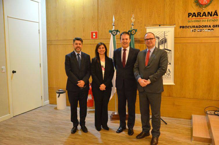 Paulo Rosso, Leila Cuéllar, o palestrante e Eroulths Cortiano Junior - Foto: Divulgação Paulo Rosso, Leila Cuéllar, o palestrante e Eroulths Cortiano Junior - Foto: Divulgação