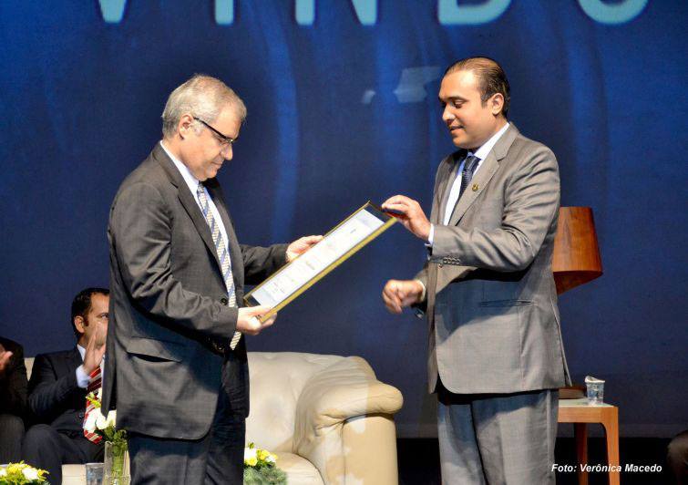 Professor Luiz Guilherme Marinoni recebe a homenagem - Foto: Verônica Macedo Professor Luiz Guilherme Marinoni recebe a homenagem - Foto: Verônica Macedo