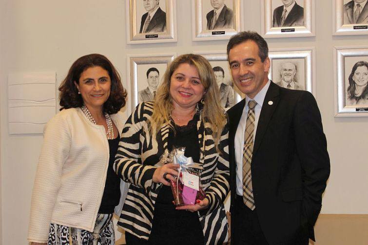 Márcia Helena Heisler entregou brindes da CAA/PR para as participantes presentes - Foto: Divulgação Márcia Helena Heisler entregou brindes da CAA/PR para as participantes presentes - Foto: Divulgação