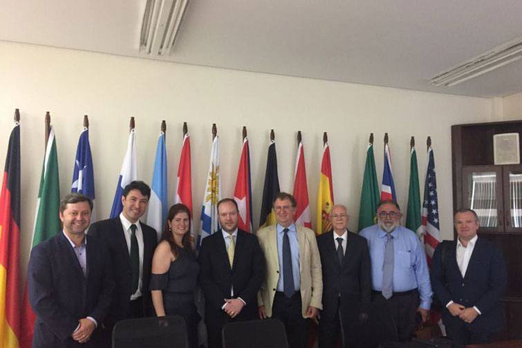Prof. Dr. José Sérgio da Silva Cristovám, Prof. Dr. Matheus Felipe de Castro, a esposa Aline Kfouri, o agora Prof. Dr. Gustavo Swain Kfouri, Prof. Dr. Orides Mezzaroba, Prof. Dr. José Isaac Pilati, Prof. Dr. José Sebastião Fagundes Cunha e Prof. Dr. Marcos Antônio Gavazzoni - Foto: Divulgação Prof. Dr. José Sérgio da Silva Cristovám, Prof. Dr. Matheus Felipe de Castro, a esposa Aline Kfouri, o agora Prof. Dr. Gustavo Swain Kfouri, Prof. Dr. Orides Mezzaroba, Prof. Dr. José Isaac Pilati, Prof. Dr. José Sebastião Fagundes Cunha e Prof. Dr. Marcos Antônio Gavazzoni - Foto: Divulgação
