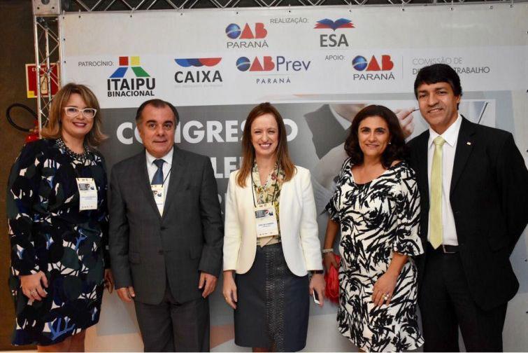 Diretores da CAA/PR com a coordenadora da ESA, Graciela Marins, e o jurista José Affonso Dallegrave Neto - Foto: Bebel Ritzmann Diretores da CAA/PR com a coordenadora da ESA, Graciela Marins, e o jurista José Affonso Dallegrave Neto - Foto: Bebel Ritzmann