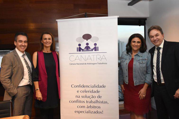 Márcia Heisler e Iolanda Gomes com o vice e o presidente da CANATRA - Foto: Divulgação - Com informações da Assessoria de Imprensa da CANATRA Márcia Heisler e Iolanda Gomes com o vice e o presidente da CANATRA - Foto: Divulgação - Com informações da Assessoria de Imprensa da CANATRA