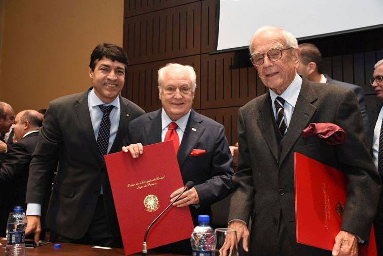 Artur Piancastelli com os juristas René Dotti e Eduardo Virmond, homenageados na solenidade - Foto: Bebel Ritzmann Artur Piancastelli com os juristas René Dotti e Eduardo Virmond, homenageados na solenidade - Foto: Bebel Ritzmann