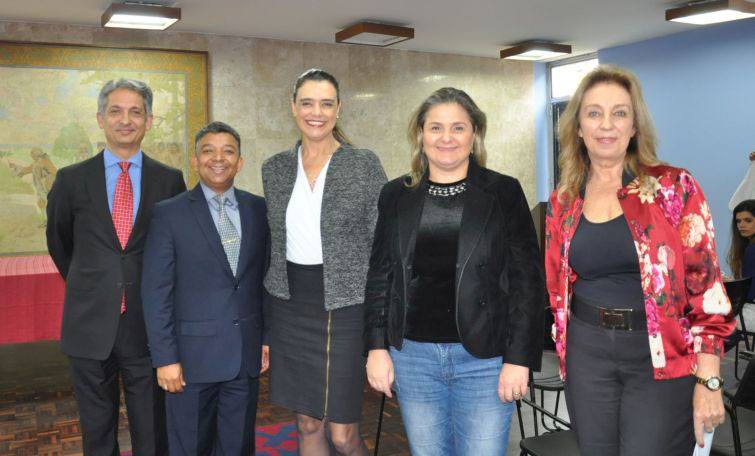 A procuradora-geral de Curitiba Vanessa Palacios com palestrante e procuradores - Foto: Divulgação A procuradora-geral de Curitiba Vanessa Palacios com palestrante e procuradores - Foto: Divulgação