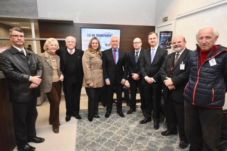 Diretora da CAA/PR entregou homenagem para ABRACRIM - Foto: Divulgação Diretora da CAA/PR entregou homenagem para ABRACRIM - Foto: Divulgação