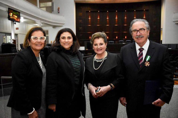 Márcia Heisler com os condecorados Aldacy Coutinho e José Lucio Glomb e a presidente do TRT9 Marlene Suguimatsu - Foto: Divulgação Márcia Heisler com os condecorados Aldacy Coutinho e José Lucio Glomb e a presidente do TRT9 Marlene Suguimatsu - Foto: Divulgação