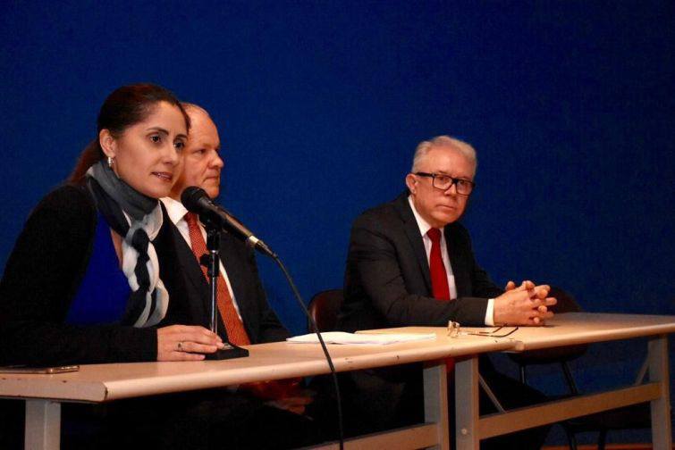 Professora Vivian Lima López Valle dá as boas-vindas aos participantes - Foto: Bebel Ritzmann