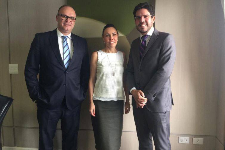 O presidente Eroulths Cortiano, a procuradora-geral Letícia Ferreira e o vice-presidente da APEP, Fernando Castelo - Foto: Divulgação O presidente Eroulths Cortiano, a procuradora-geral Letícia Ferreira e o vice-presidente da APEP, Fernando Castelo - Foto: Divulgação