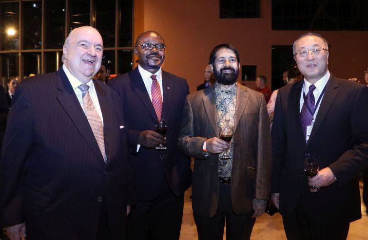 O prefeito Rafael Greca, o embaixador da África do Sul, Ntshikiwane Joseph Mashimbye, o sherpa da África do Sul, professor Anil Sooklal, e o embaixador Norberto Moretti - Foto: Lucilia Guimarães/SMCS O prefeito Rafael Greca, o embaixador da África do Sul, Ntshikiwane Joseph Mashimbye, o sherpa da África do Sul, professor Anil Sooklal, e o embaixador Norberto Moretti - Foto: Lucilia Guimarães/SMCS