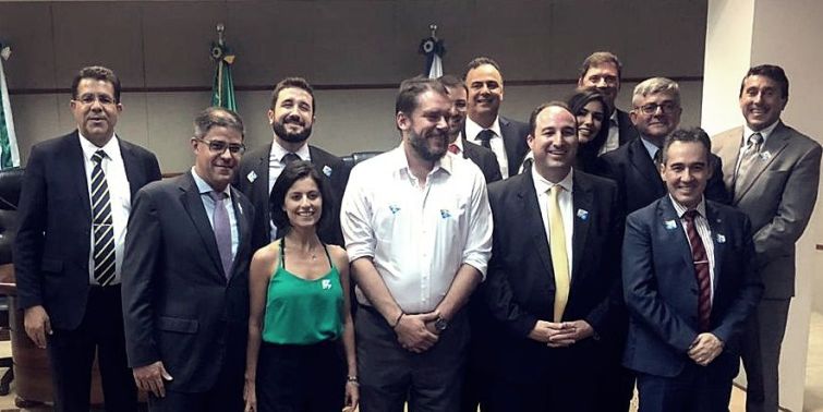 Na foto, após a divulgação dos resultados, à esquerda, o presidente da Comissão Eleitoral, Sílvio Martins Vianna; integrantes da Chapa 2; e o presidente Sérgio Rocha Pombo - Foto: Divulgação Na foto, após a divulgação dos resultados, à esquerda, o presidente da Comissão Eleitoral, Sílvio Martins Vianna; integrantes da Chapa 2; e o presidente Sérgio Rocha Pombo - Foto: Divulgação