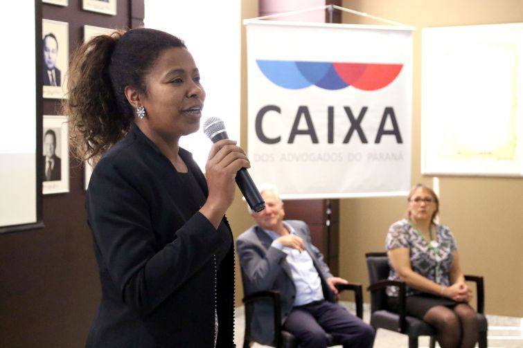 Secretária-geral adjunta da CAA/PR, Silvana Niemczewski apresentou o projeto - Foto: Roberta Ling/OAB Paraná Secretária-geral adjunta da CAA/PR, Silvana Niemczewski apresentou o projeto - Foto: Roberta Ling/OAB Paraná