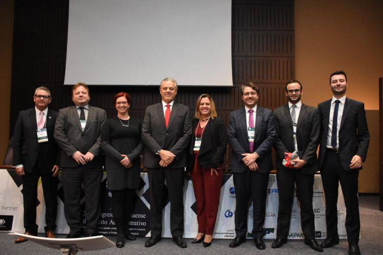 Edgar Guimarães, presidente do IPDA, com os participantes do painel - Foto: Bebel Ritzmann Edgar Guimarães, presidente do IPDA, com os participantes do painel - Foto: Bebel Ritzmann