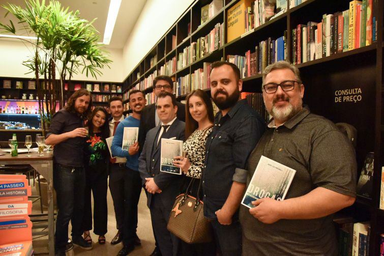 Professor Pontarolli com alunos durante o lançamento - Foto: Divulgação Professor Pontarolli com alunos durante o lançamento - Foto: Divulgação