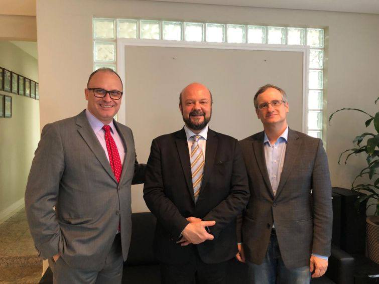 Presidente da APEP, Eroulths Cortiano Junior, reitor da UFPR, Ricardo Marcelo Fonseca, e o professor Sérgio Staut - Foto: Divulgação Presidente da APEP, Eroulths Cortiano Junior, reitor da UFPR, Ricardo Marcelo Fonseca, e o professor Sérgio Staut - Foto: Divulgação